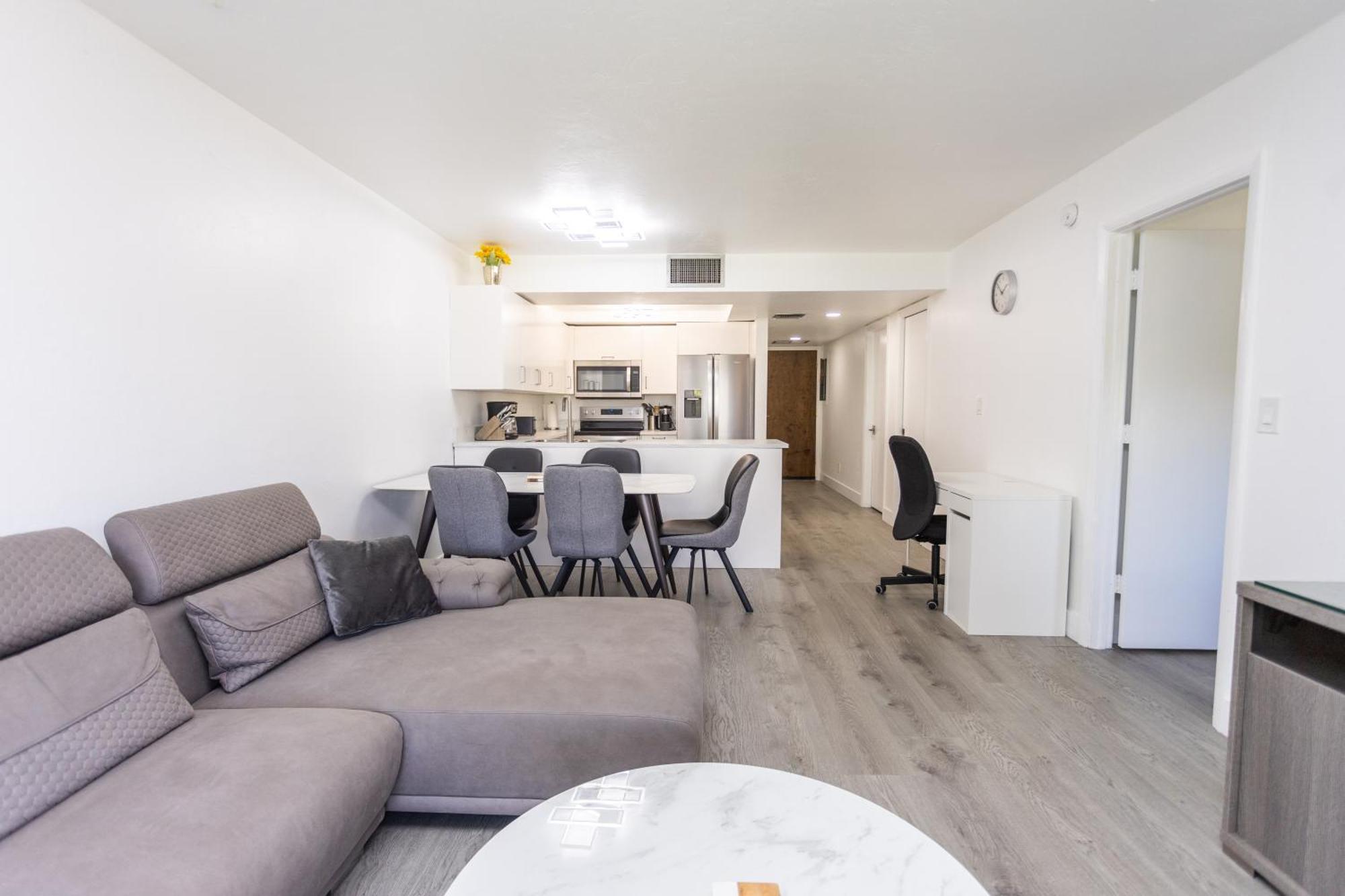 Bass & Sun Condominium 2/2 Bedroom Клюістон Номер фото