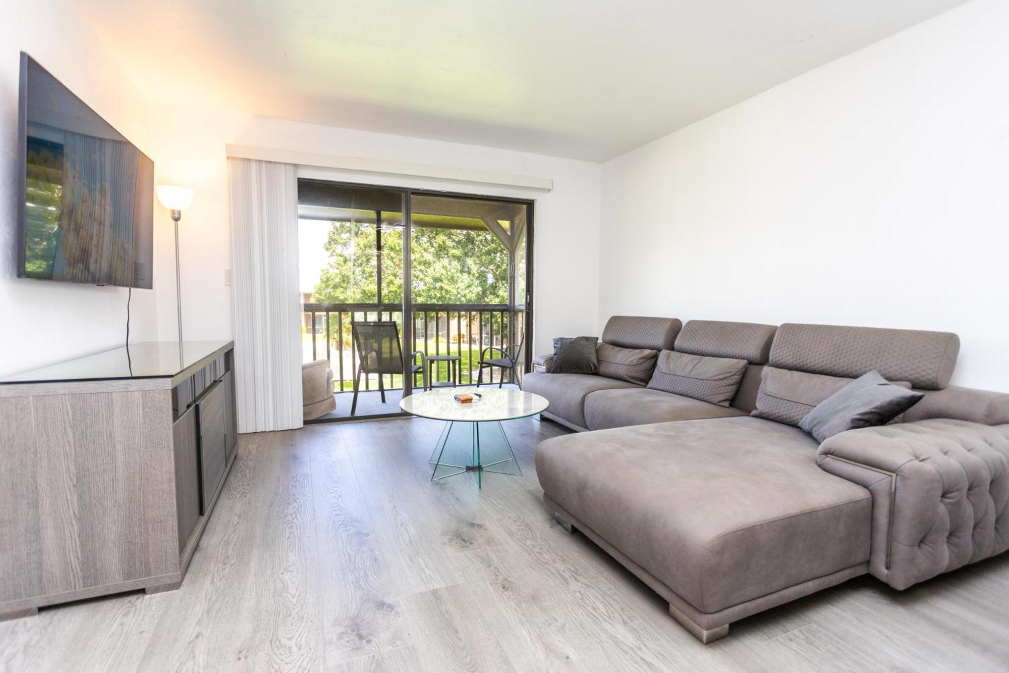 Bass & Sun Condominium 2/2 Bedroom Клюістон Номер фото